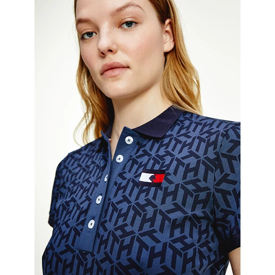 Tommy Hilfiger karcsúsított, galléros nyakú női póló monogram mintával