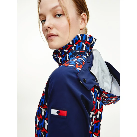 Tommy Hilfiger karcsúsított, kapucnis női esőkabát monogram mintával