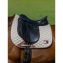 Kép 2/8 - Tommy Hilfiger Princeton díjlovas nyeregalátét BÉZS